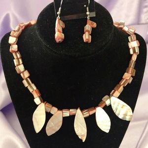 🆕Pink mother of pearl shell necklace set.